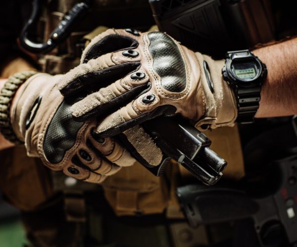 gloves-protection-soldier-gun